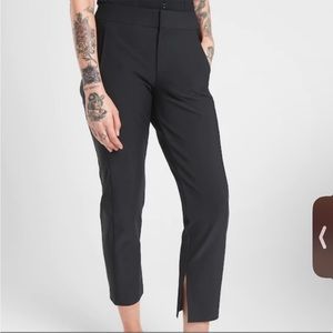 ATHLETA. Stellar crop trouser with side pockets. Size 6.. Black